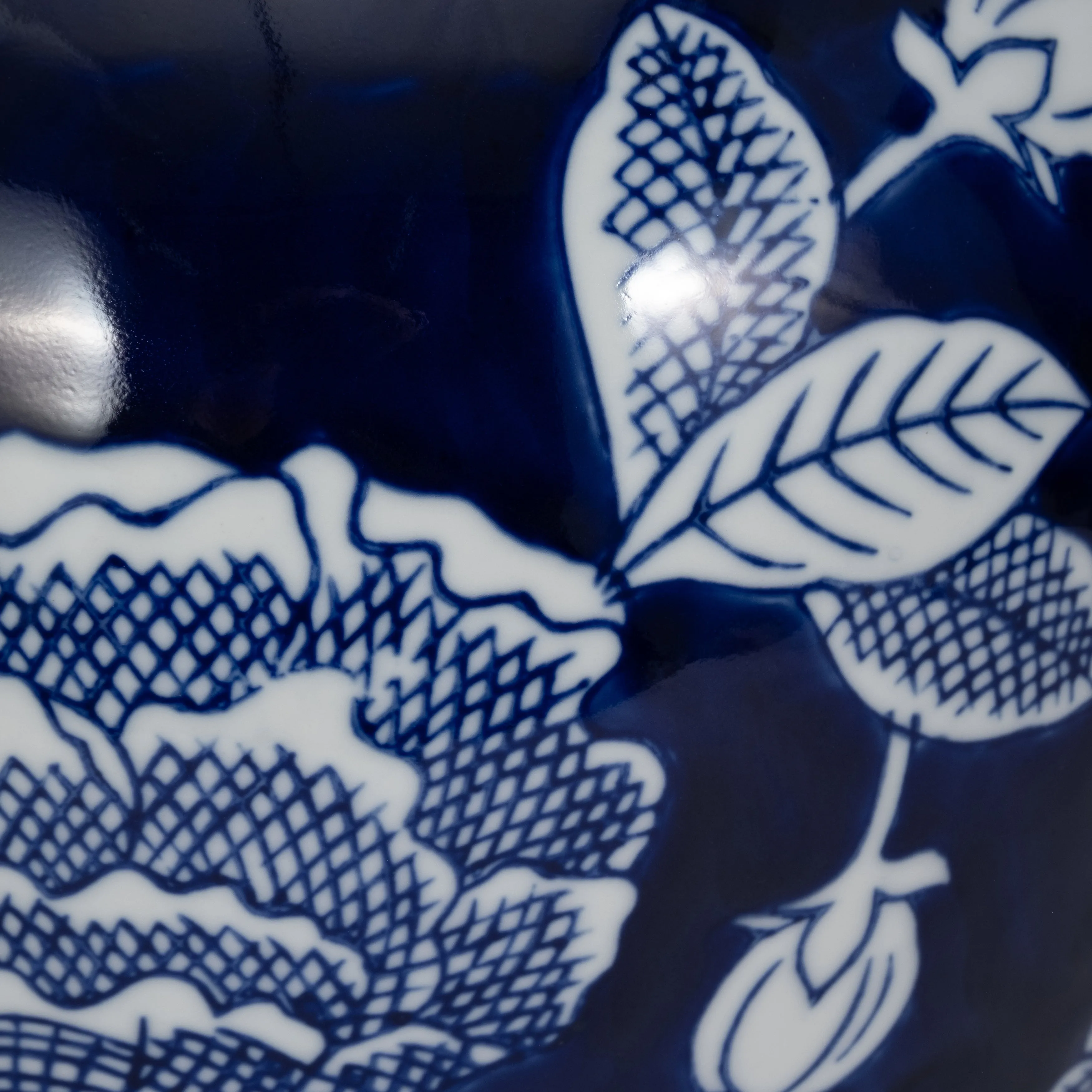 CER, 14"H FLORALTEMPLE JAR, WHT/BLU