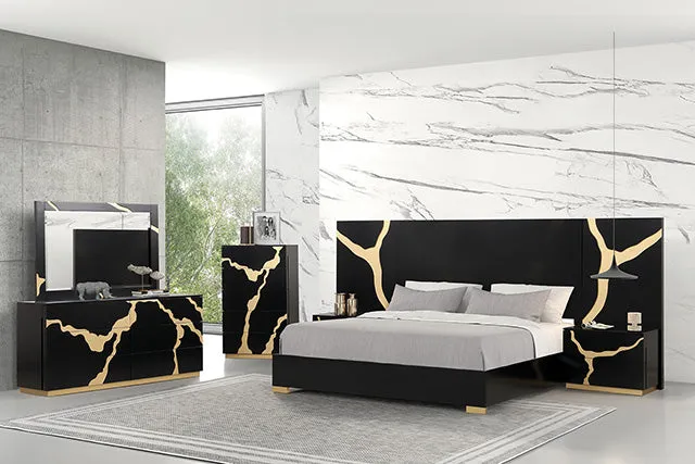 Goldsberg Queen Bed w/ Wall Panels