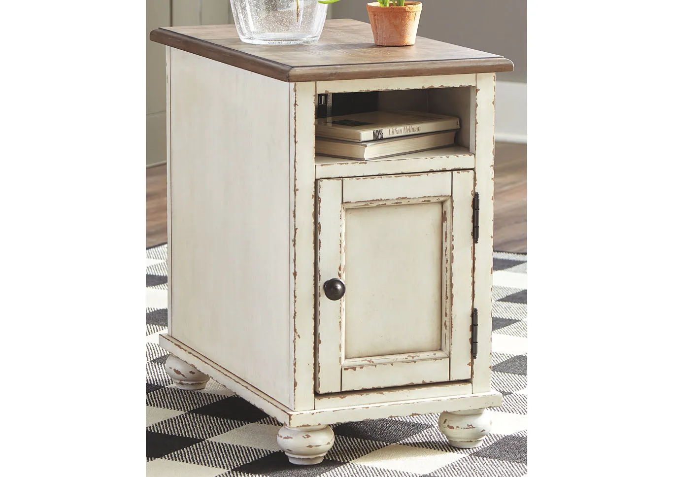 Realyn Chairside End Table